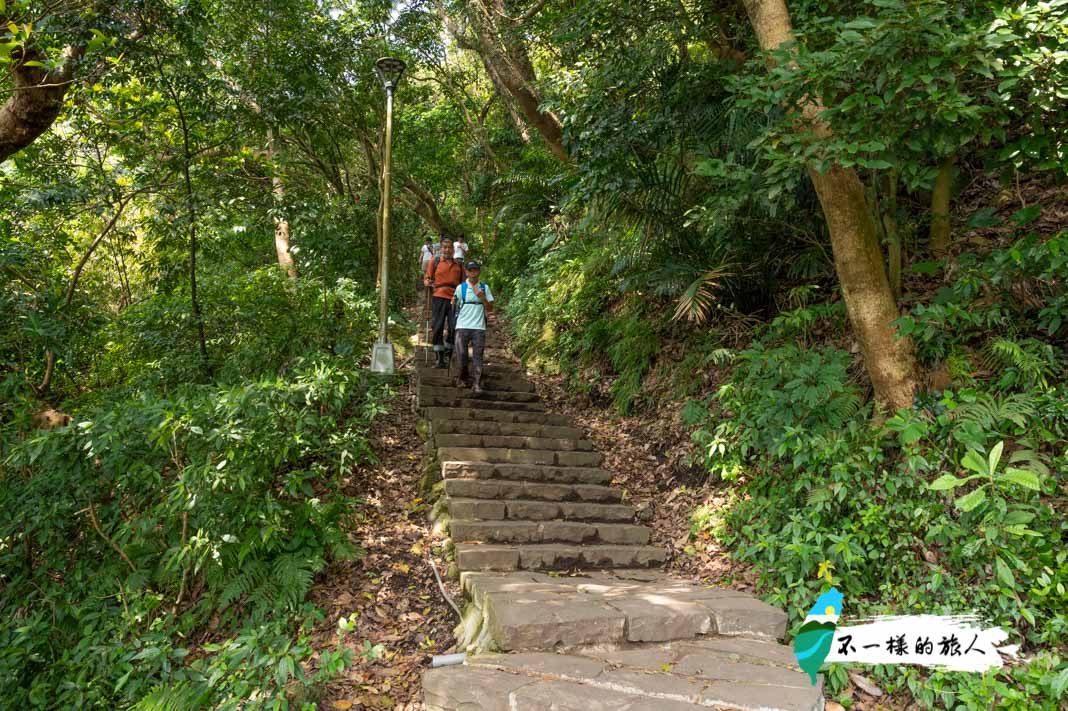 觀音山 硬漢嶺步道 登上硬漢嶺 眺望淡水河 大屯山無敵美景 不一樣的旅人
