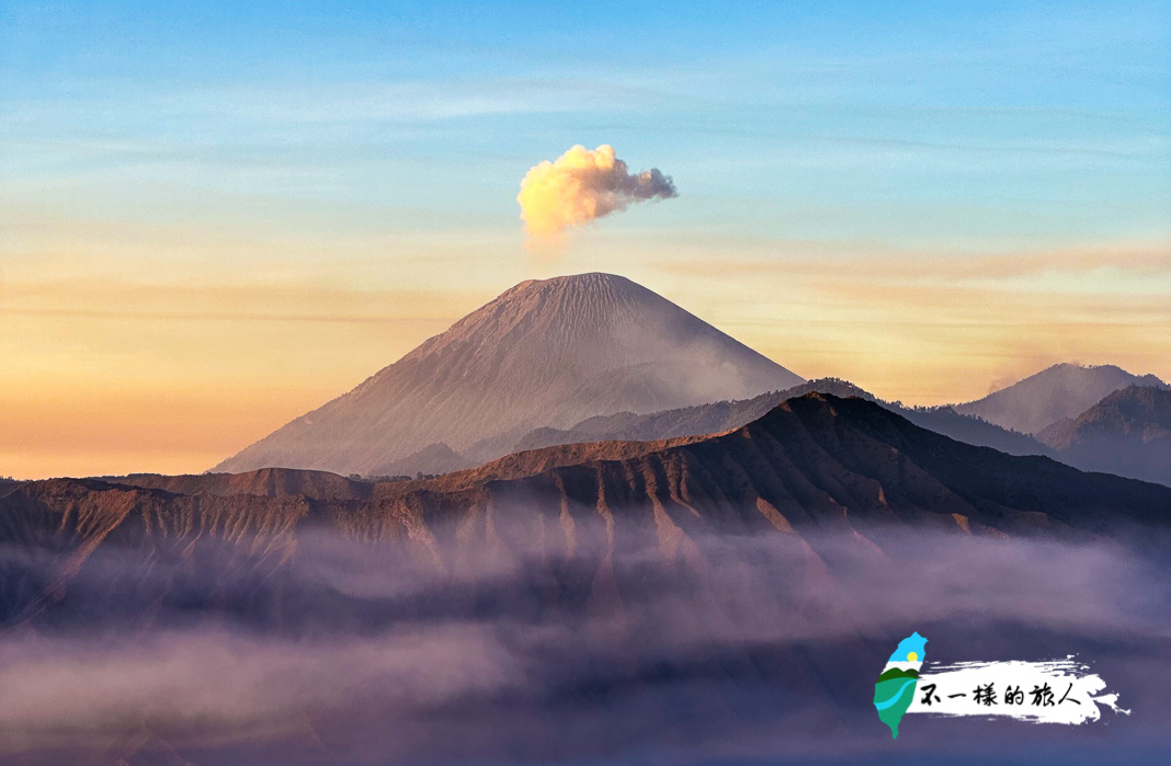 布羅莫火山-山頭冒煙