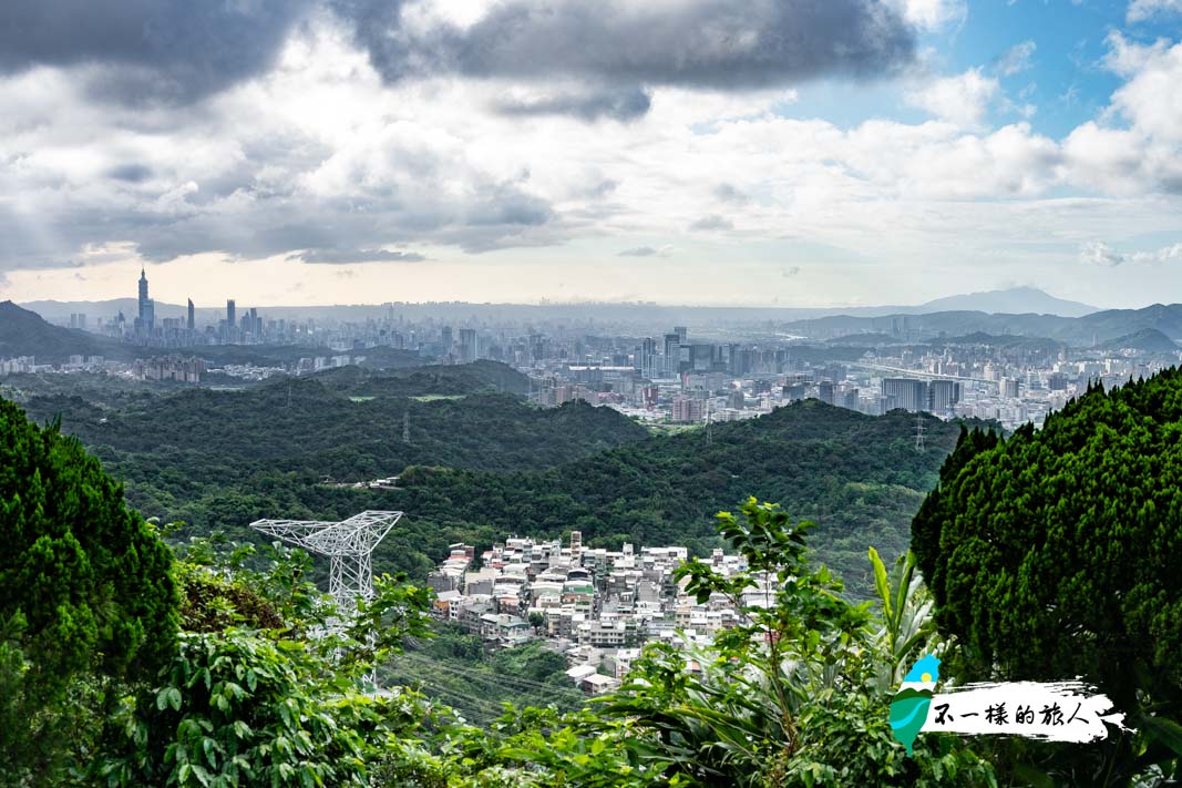 汐止大尖山天秀宮前方平台景色