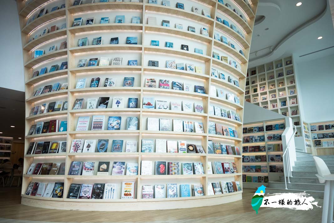 淡水益品書屋巨型書牆